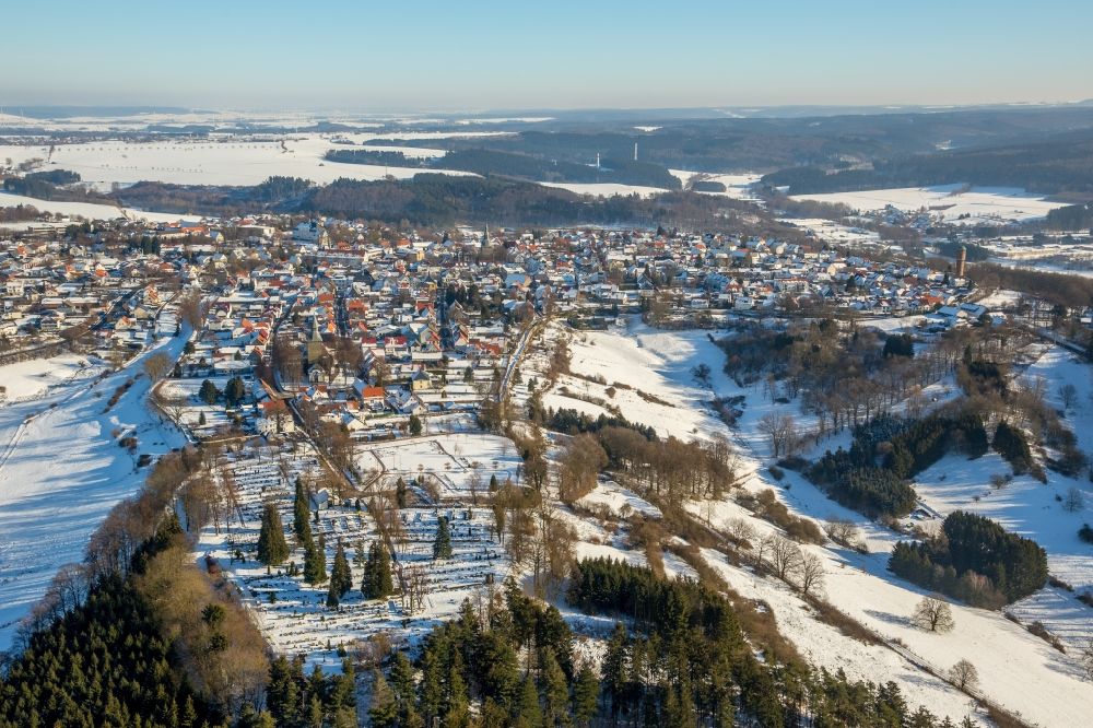 Rüthen aus der Vogelperspektive: Winterlich schneebedeckte Ortsansicht in Rüthen im Bundesland Nordrhein-Westfalen