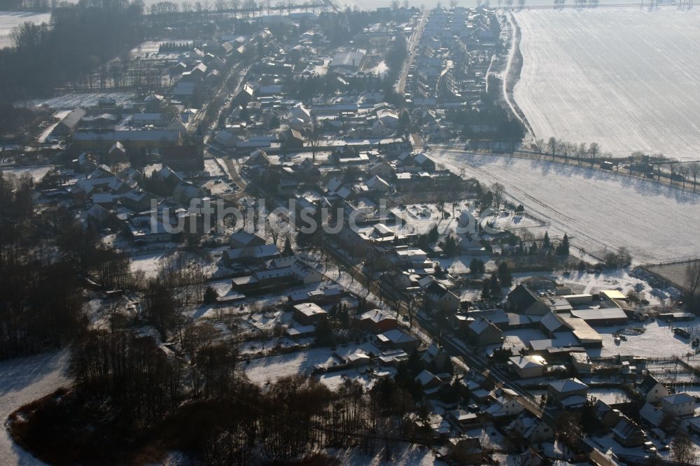 Luftaufnahme - Winterlich schneebedeckte Ortsansicht von Schönfließ, Bergfelder Chaussee Ecke Dorfstraße im Mühlenbecker Land im Bundesland Brandenburg