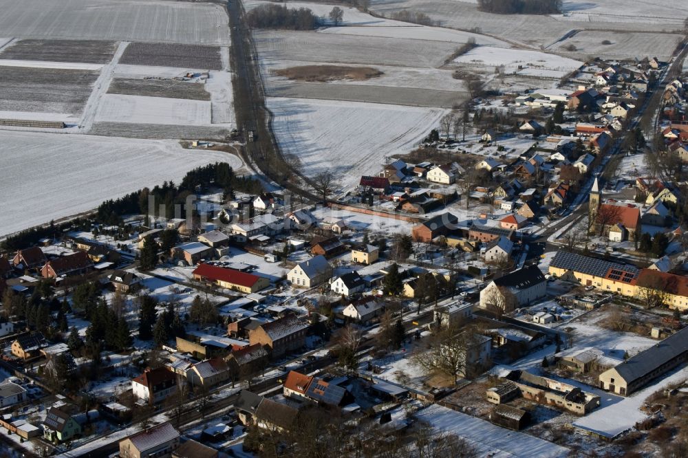 Mühlenbecker Land von oben - Winterlich schneebedeckte Ortsansicht in Schönfließ im Mühlenbecker Land im Bundesland Brandenburg