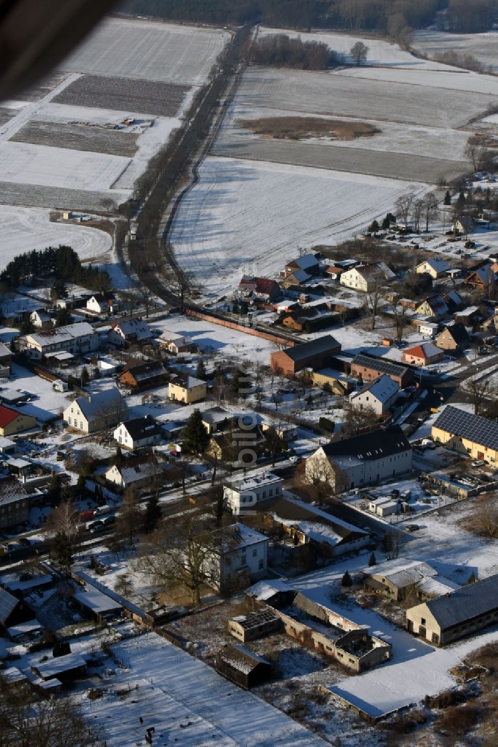 Mühlenbecker Land aus der Vogelperspektive: Winterlich schneebedeckte Ortsansicht in Schönfließ im Mühlenbecker Land im Bundesland Brandenburg