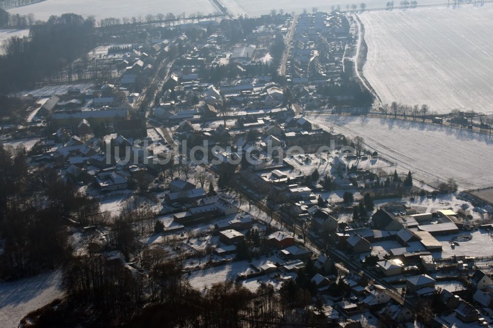 Luftbild Mühlenbecker Land - Winterlich schneebedeckte Ortsansicht in Schönfließ im Mühlenbecker Land im Bundesland Brandenburg