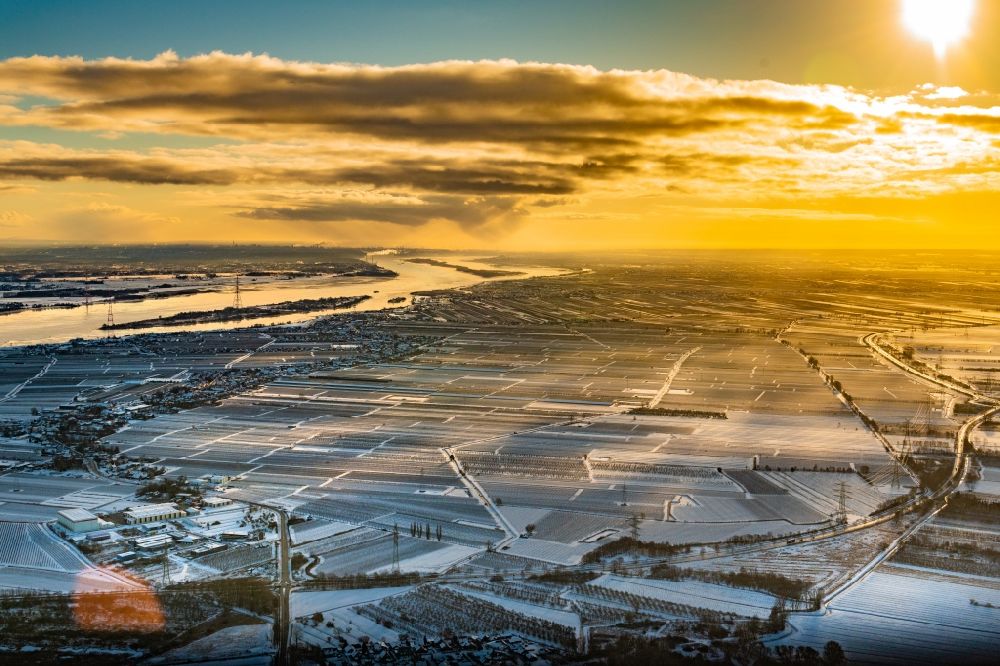 Hollern-Twielenfleth aus der Vogelperspektive: Winterlich schneebedeckte Ortsansicht im Sonnenaufgang im Obstanbaugebiet Altes Land in Hollern-Twielenfleth im Bundesland Niedersachsen, Deutschland
