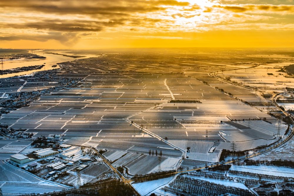 Luftbild Hollern-Twielenfleth - Winterlich schneebedeckte Ortsansicht im Sonnenaufgang im Obstanbaugebiet Altes Land in Hollern-Twielenfleth im Bundesland Niedersachsen, Deutschland