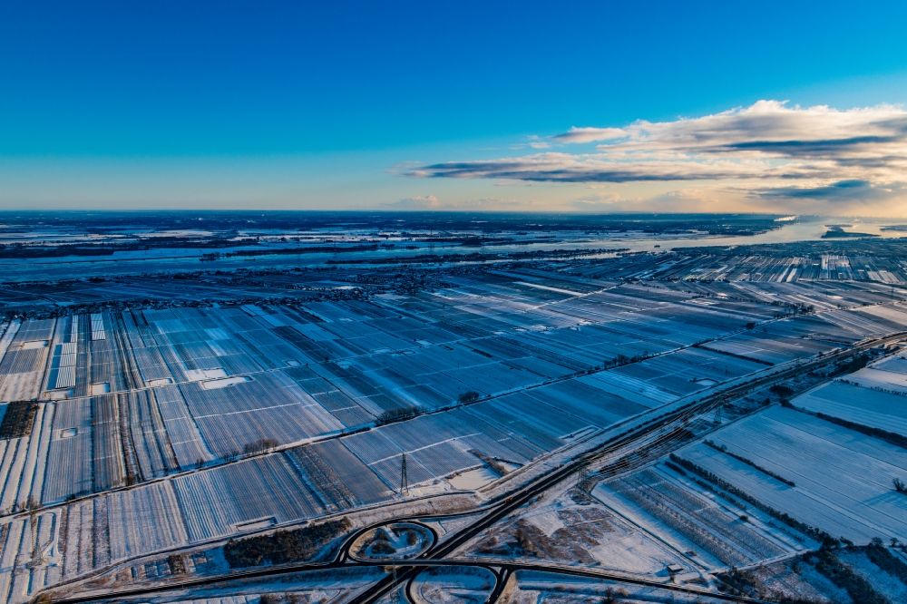 Hollern-Twielenfleth von oben - Winterlich schneebedeckte Ortsansicht im Sonnenaufgang im Obstanbaugebiet Altes Land in Hollern-Twielenfleth im Bundesland Niedersachsen, Deutschland