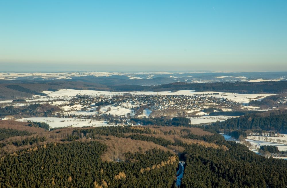 Luftaufnahme Warstein - Winterlich schneebedeckte Ortsansicht in Warstein im Bundesland Nordrhein-Westfalen