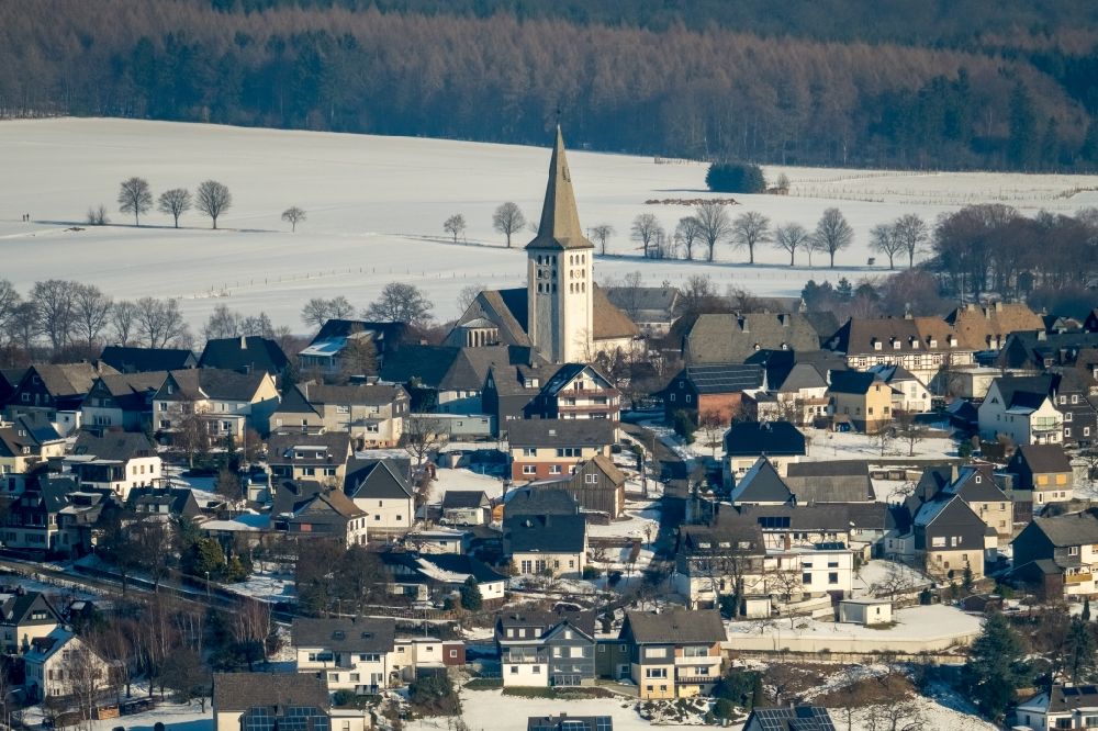 Warstein von oben - Winterlich schneebedeckte Ortsansicht in Warstein im Bundesland Nordrhein-Westfalen