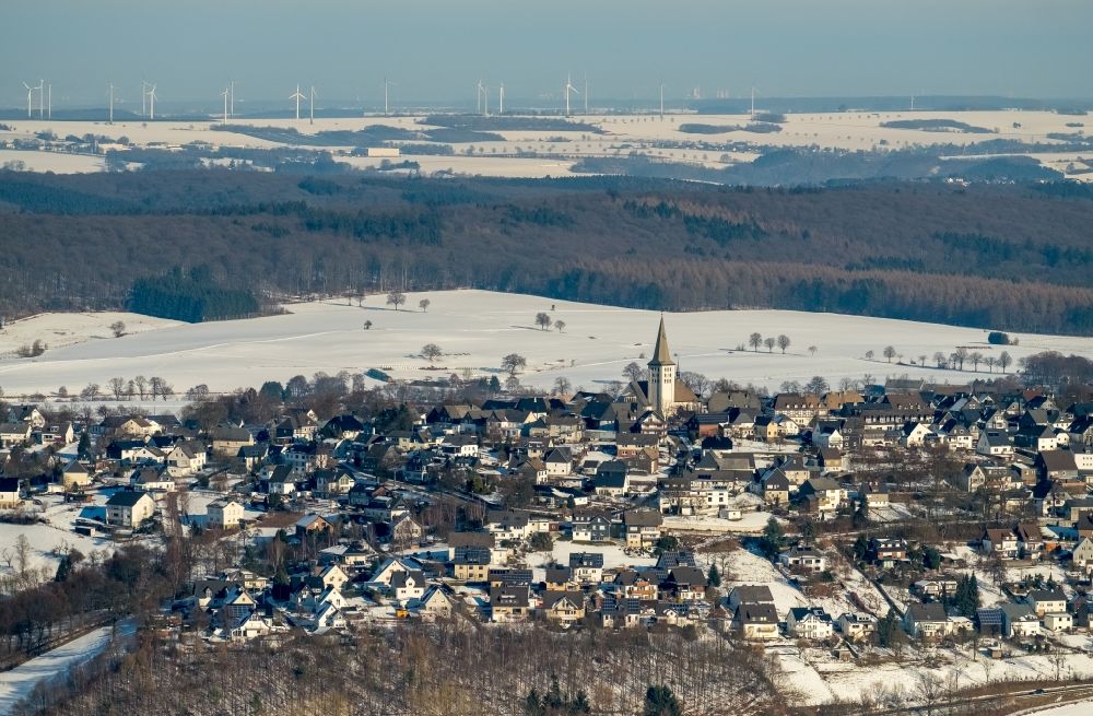 Warstein aus der Vogelperspektive: Winterlich schneebedeckte Ortsansicht in Warstein im Bundesland Nordrhein-Westfalen