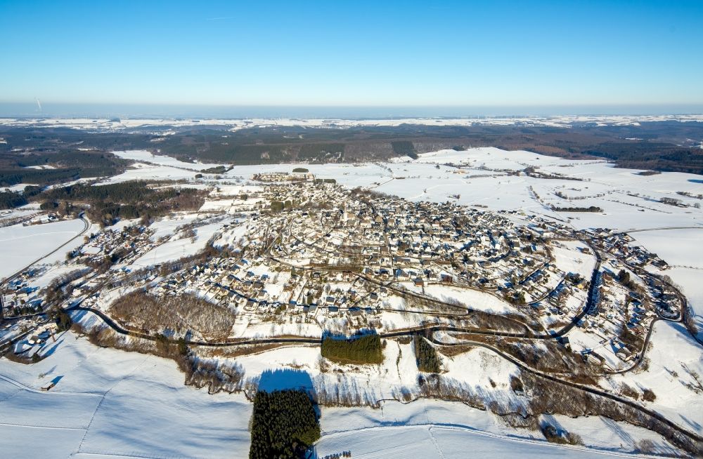 Luftaufnahme Warstein - Winterlich schneebedeckte Ortsansicht in Warstein im Bundesland Nordrhein-Westfalen