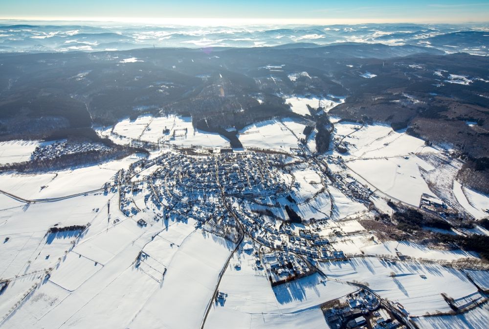 Warstein von oben - Winterlich schneebedeckte Ortsansicht in Warstein im Bundesland Nordrhein-Westfalen