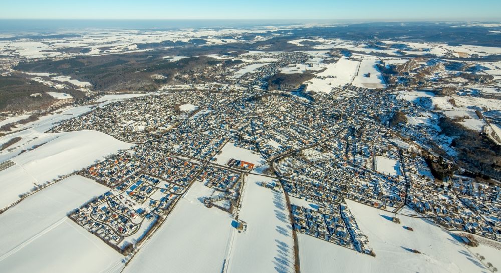 Warstein aus der Vogelperspektive: Winterlich schneebedeckte Ortsansicht in Warstein im Bundesland Nordrhein-Westfalen