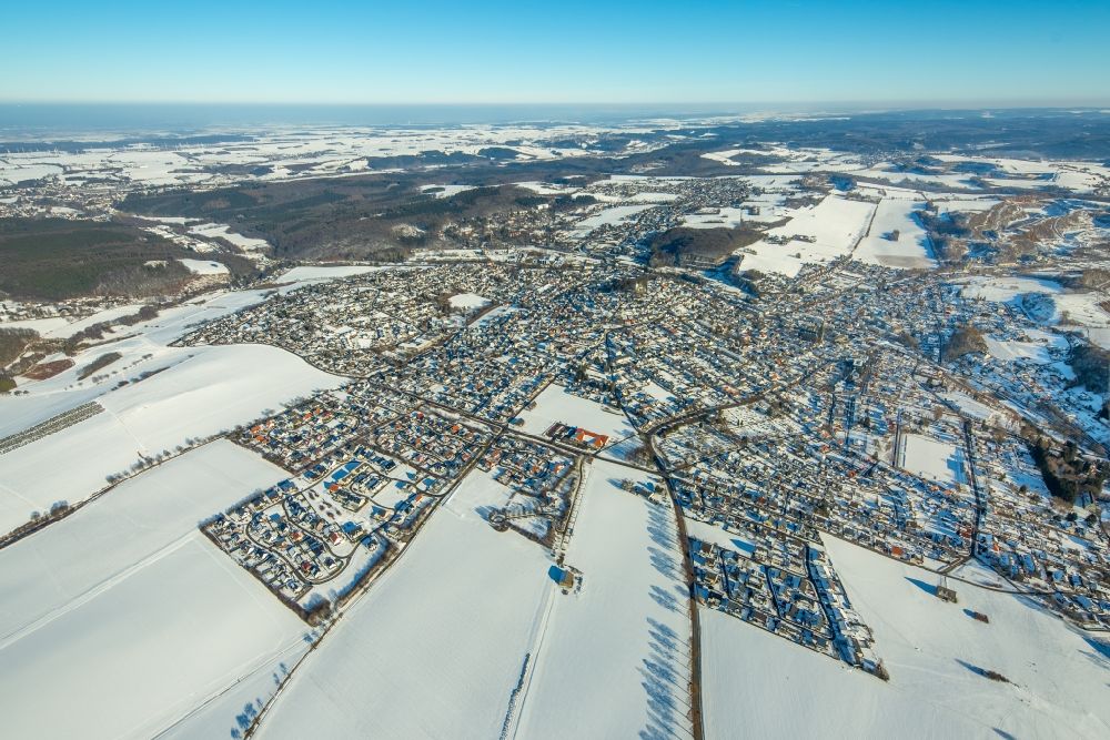 Luftbild Warstein - Winterlich schneebedeckte Ortsansicht in Warstein im Bundesland Nordrhein-Westfalen