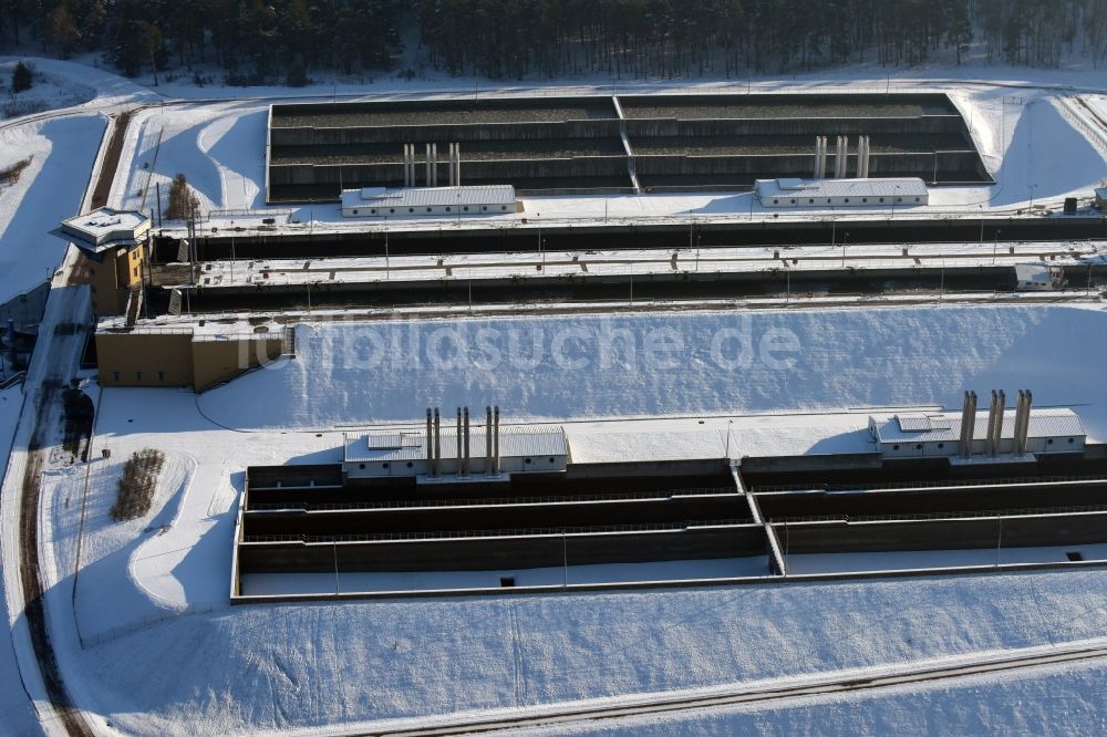 Hohenwarthe von oben - Winterlich schneebedeckte Schleusenanlagen am Ufer des Elbe-Havel-Kanales in Hohenwarthe im Bundesland Sachsen-Anhalt