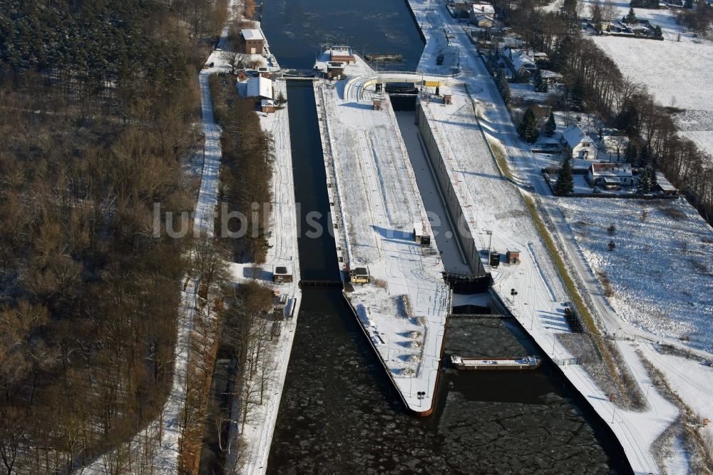 Wusterwitz von oben - Winterlich schneebedeckte Schleusenanlagen am Ufer der Wasserstraße des Elbe-Havel-Kanales in Wusterwitz im Bundesland Brandenburg
