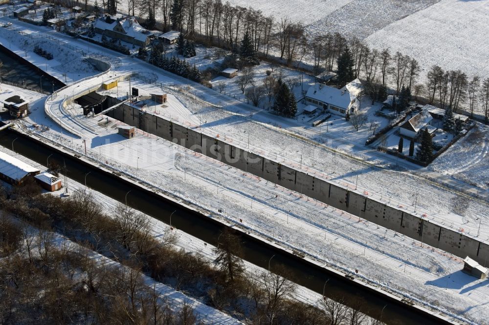 Luftaufnahme Wusterwitz - Winterlich schneebedeckte Schleusenanlagen am Ufer der Wasserstraße des Elbe-Havel-Kanales in Wusterwitz im Bundesland Brandenburg