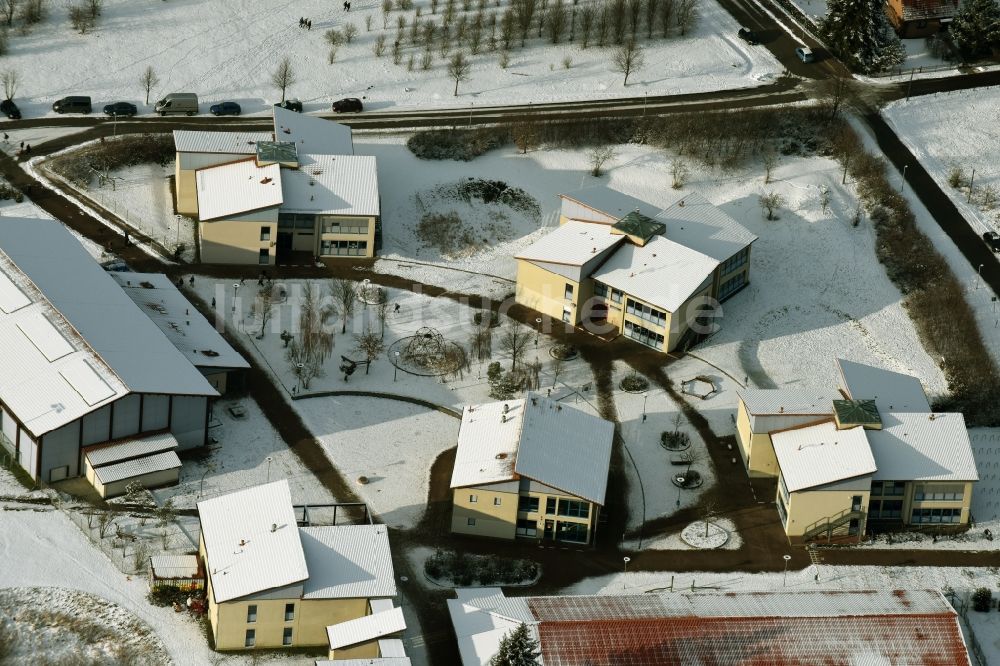 Luftbild Hoppegarten - Winterlich schneebedeckte Schulgebäude der Peter Joseph Lenné Gesamtschule mit Grundschulteil in Hoppegarten im Bundesland Brandenburg
