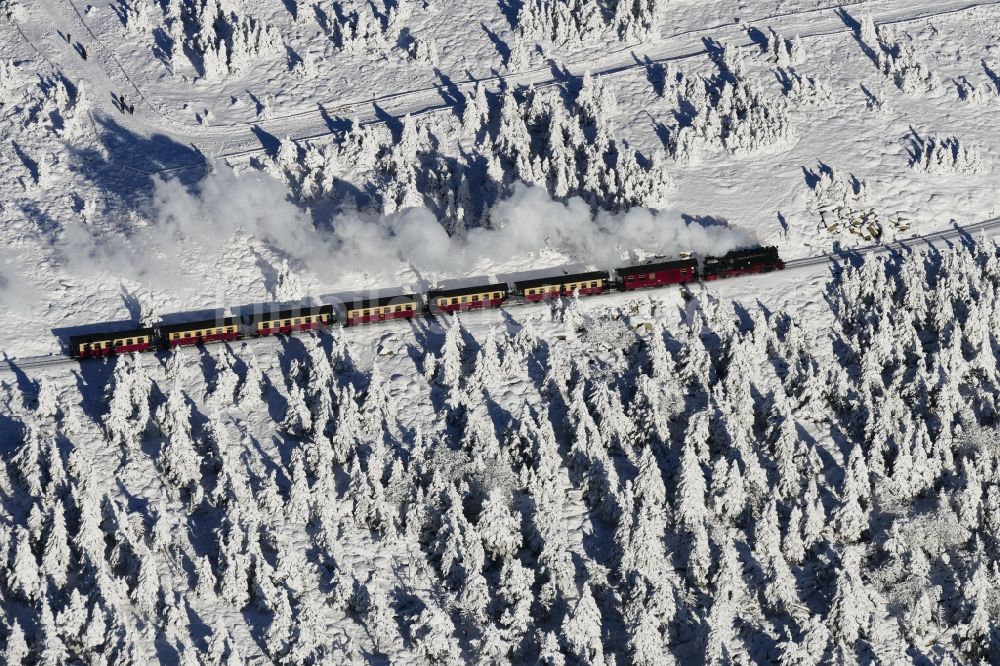 Brocken von oben - Winterlich schneebedeckte Strecke der Brockenbahn - Harzquerbahn - Harzer Schmalspurbahn am Brocken in Schsen-Anhalt