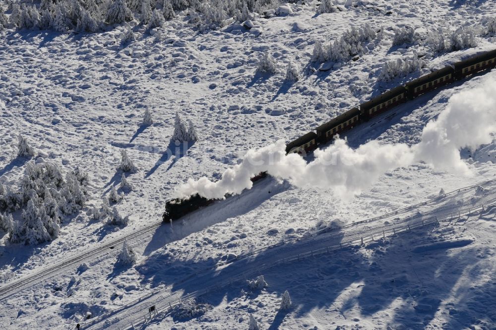 Brocken aus der Vogelperspektive: Winterlich schneebedeckte Strecke der Brockenbahn - Harzquerbahn - Harzer Schmalspurbahn am Brocken in Schsen-Anhalt