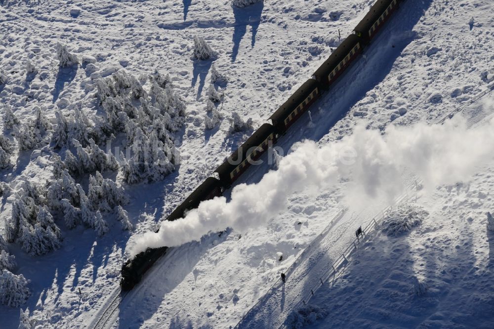Luftbild Brocken - Winterlich schneebedeckte Strecke der Brockenbahn - Harzquerbahn - Harzer Schmalspurbahn am Brocken in Schsen-Anhalt