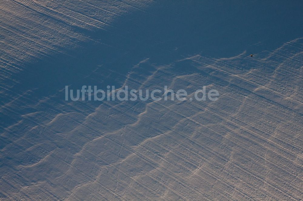 Luftaufnahme Néewiller-prés-Lauterbourg - Winterlich schneebedeckte Strukturen auf landwirtschaftlichen Feldern in Néewiller-prés-Lauterbourg in Grand Est, Frankreich