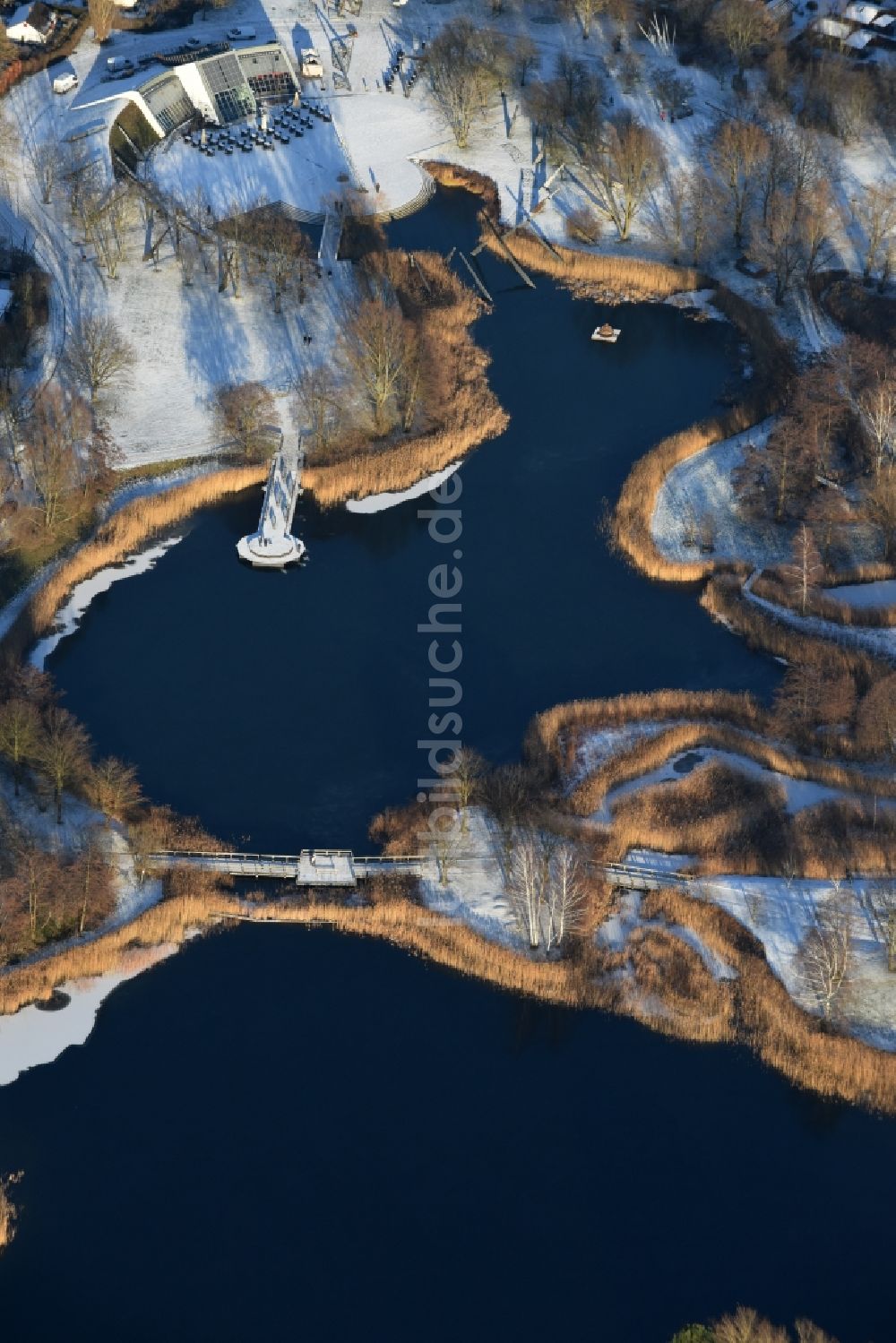 Luftbild Berlin - Winterlich schneebedeckte Uferbereiche des Sees Hauptsee im Erholungspark Britzer Garten in Berlin