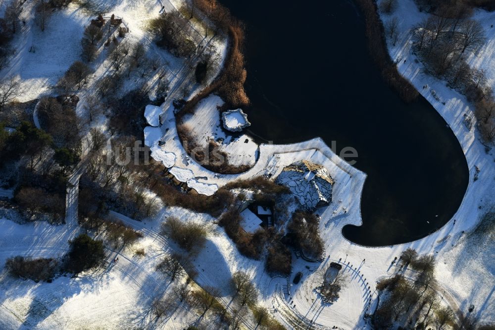 Berlin von oben - Winterlich schneebedeckte Uferbereiche des Sees Hauptsee im Erholungspark Britzer Garten in Berlin