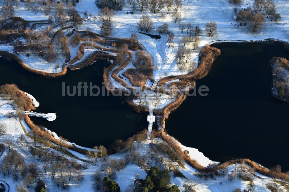 Luftbild Berlin - Winterlich schneebedeckte Uferbereiche des Sees Hauptsee im Erholungspark Britzer Garten in Berlin