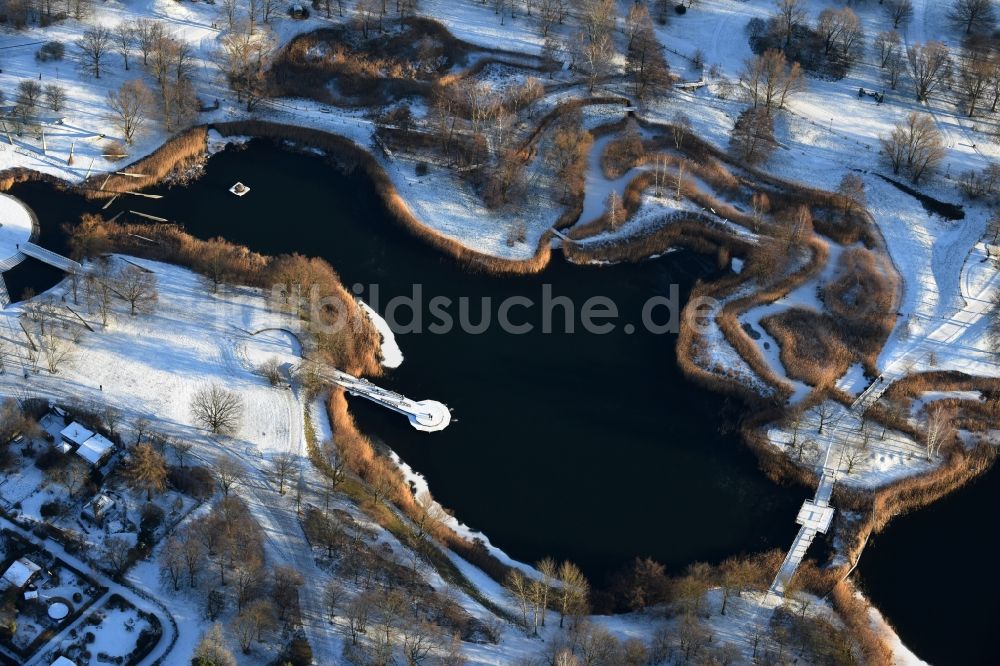 Luftaufnahme Berlin - Winterlich schneebedeckte Uferbereiche des Sees Hauptsee im Erholungspark Britzer Garten in Berlin