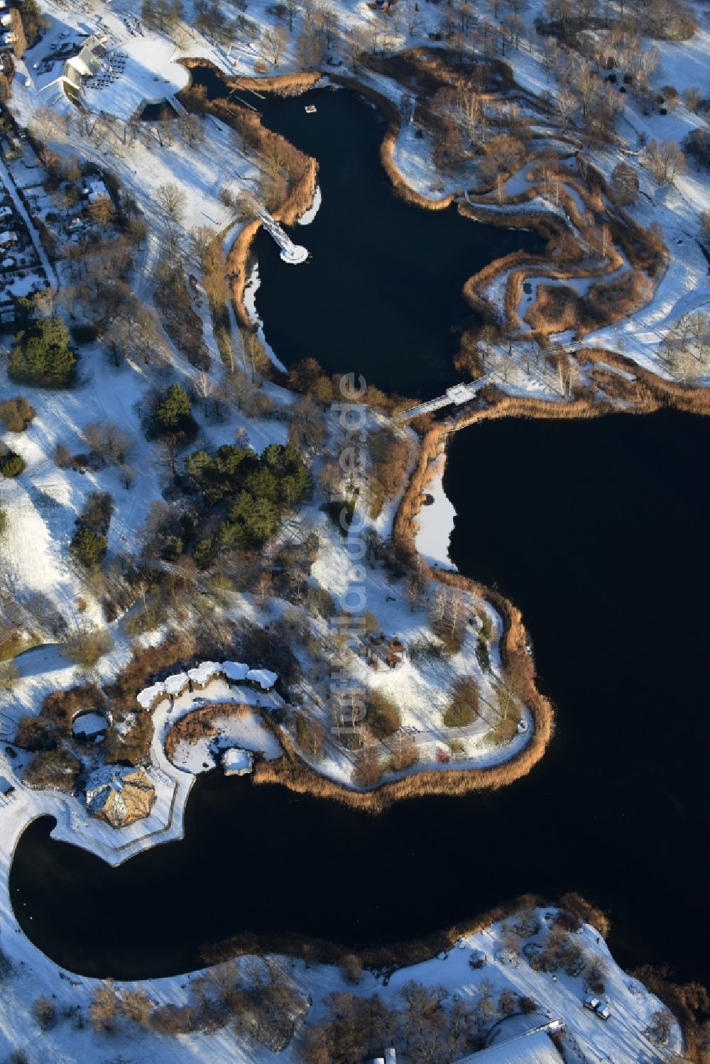 Luftaufnahme Berlin - Winterlich schneebedeckte Uferbereiche des Sees Hauptsee im Erholungspark Britzer Garten in Berlin