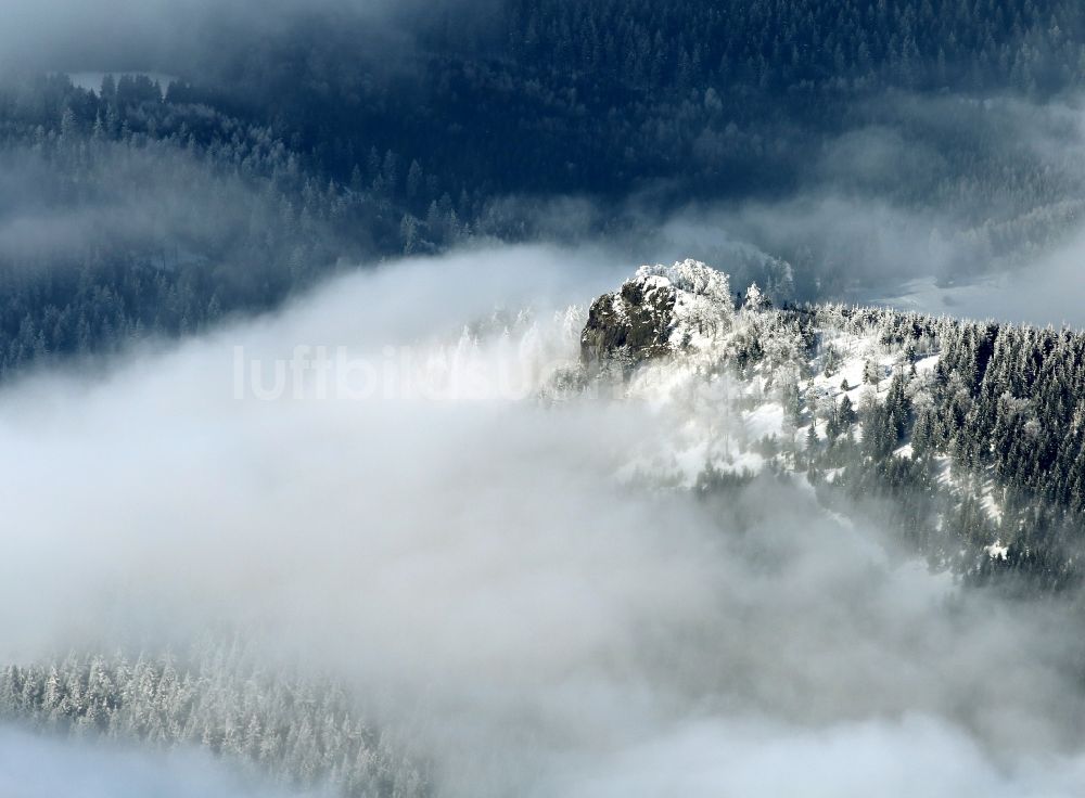 Luftbild Oberhof - Winterlich schneebedeckte Waldlandschaft mit der Felsenformation Saukopf bei Oberhof im Bundesland Thüringen