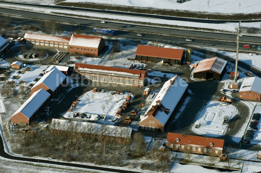 Luftaufnahme Blankenfelde-Mahlow - Winterlich schneebedeckter Betriebshof der Autobahnmeisterei in Rangsdorf im Bundesland Brandenburg