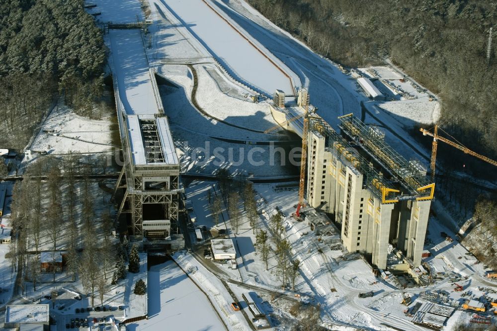 Luftbild Niederfinow - Winterlich schneebedeckter Neubau des Schiffshebewerks Niederfinow am Finowkanal im Bundesland Brandenburg