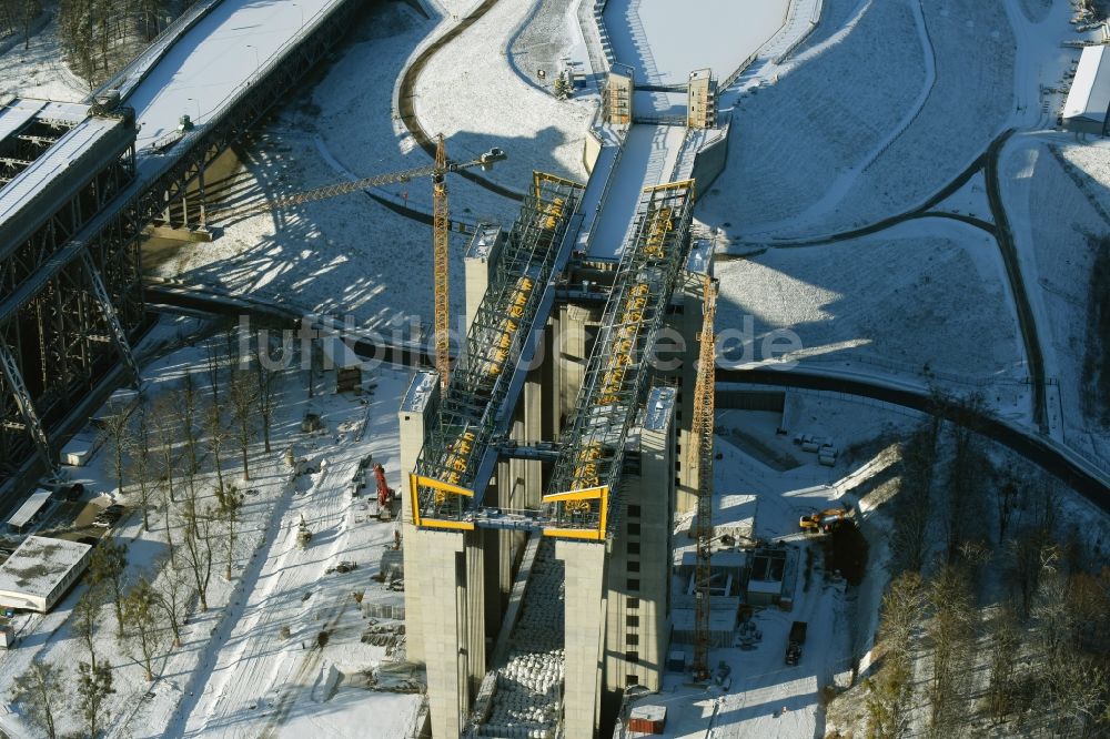 Niederfinow von oben - Winterlich schneebedeckter Neubau des Schiffshebewerks Niederfinow am Finowkanal im Bundesland Brandenburg