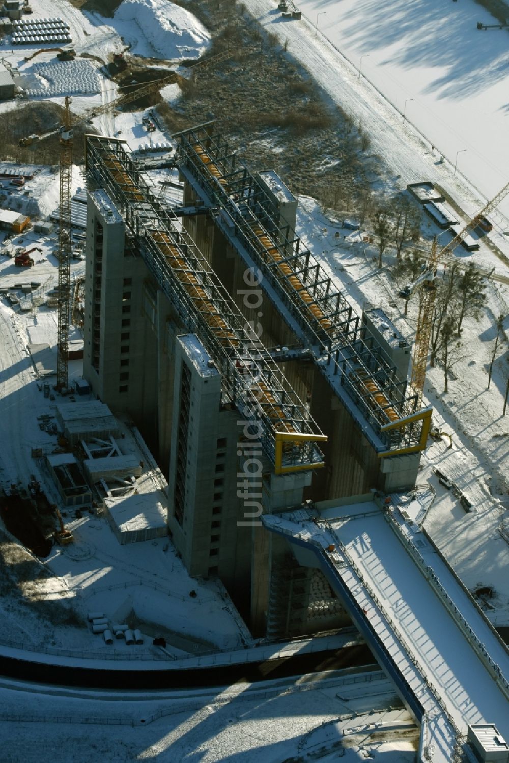 Luftaufnahme Niederfinow - Winterlich schneebedeckter Neubau des Schiffshebewerks Niederfinow am Finowkanal im Bundesland Brandenburg