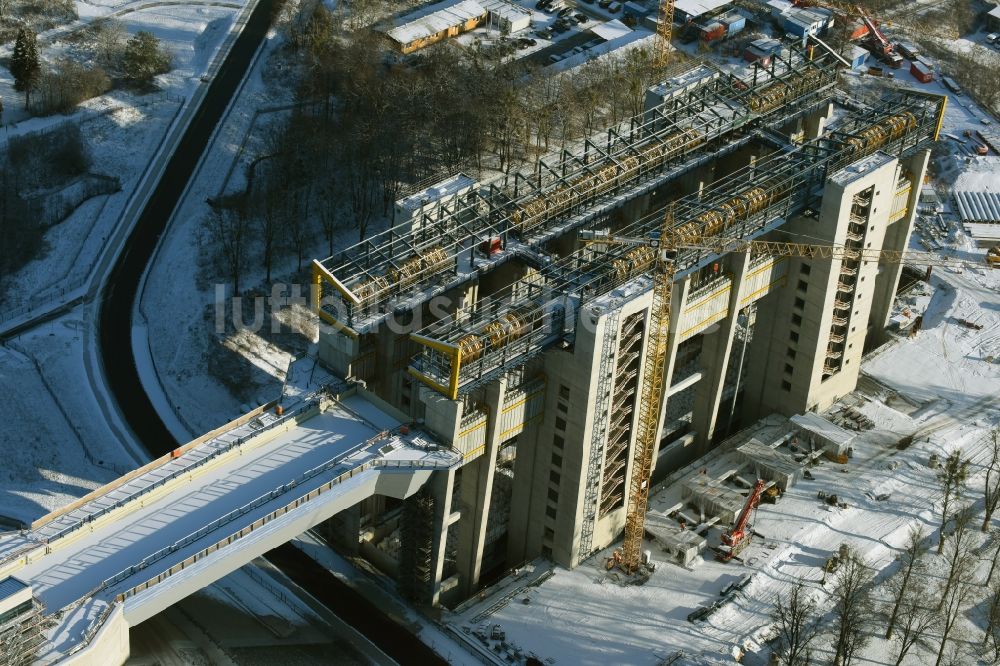 Luftbild Niederfinow - Winterlich schneebedeckter Neubau des Schiffshebewerks Niederfinow am Finowkanal im Bundesland Brandenburg