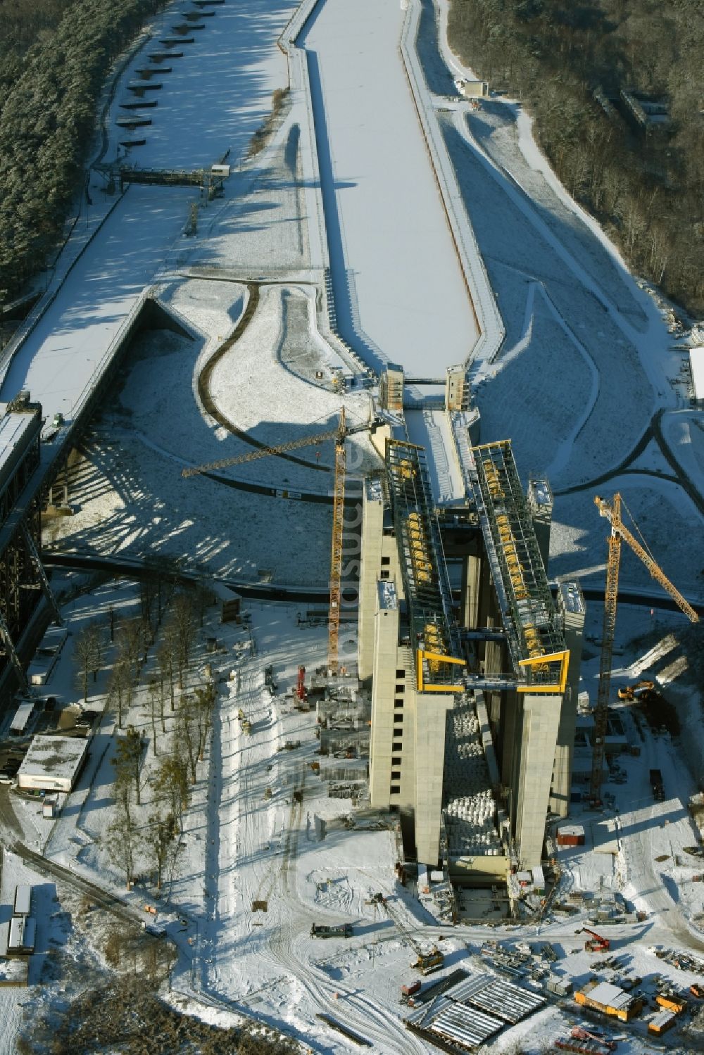 Luftaufnahme Niederfinow - Winterlich schneebedeckter Neubau des Schiffshebewerks Niederfinow am Finowkanal im Bundesland Brandenburg
