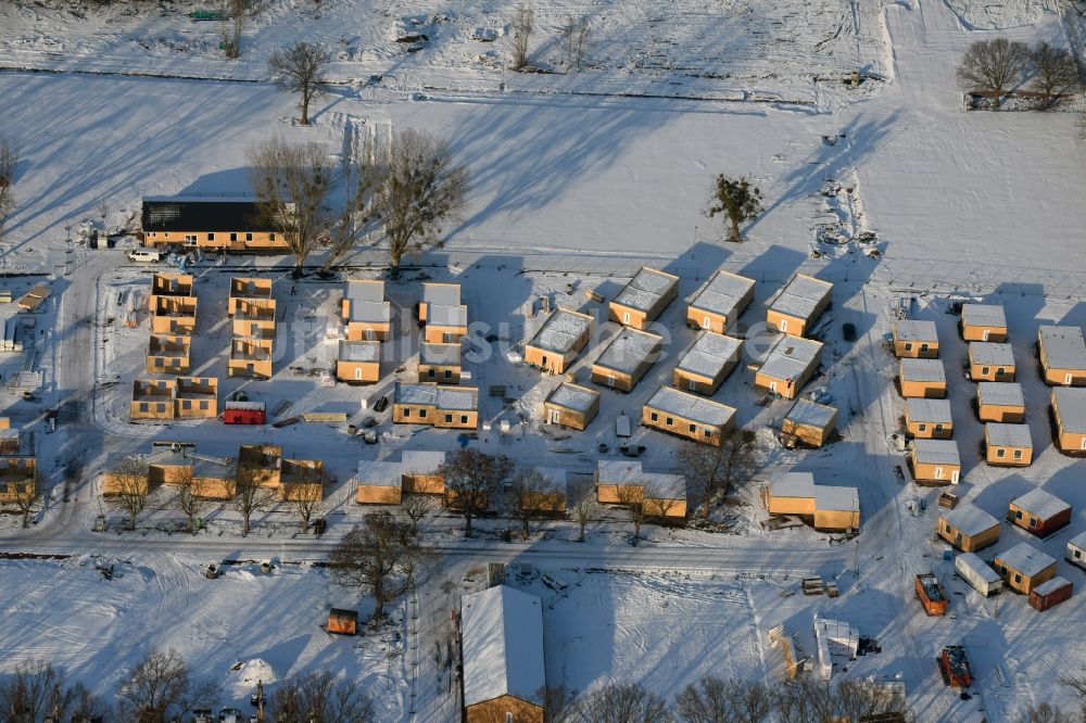Luftbild Magdeburg - Winterlich schneebedeckter Neubau einer Zentralen Erstaufnahmestelle (Zast) für Flüchtlinge an der Breitscheidstraße in Magdeburg im Bundesland Sachsen-Anhalt
