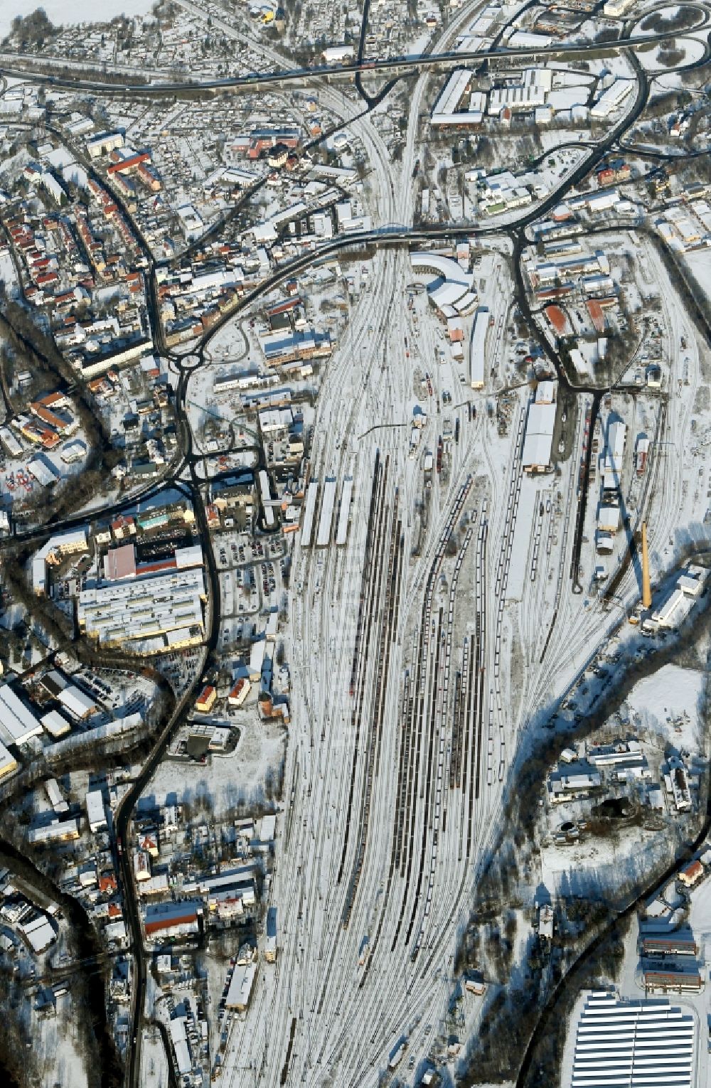 Luftbild Saalfeld/Saale - Winterlich schneebedeckter Rangierbahnhof und Güterbahnhof der Deutschen Bahn in Saalfeld/Saale im Bundesland Thüringen