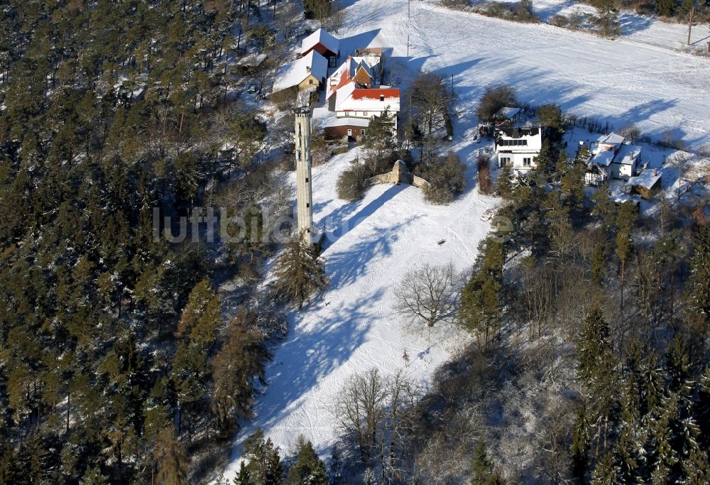 Luftaufnahme Elleben - Winterlich schneebedeckter Riechheimer Berg mit Turm, Gaststätte und Wohnhäusern in Riechheim im Bundesland Thüringen