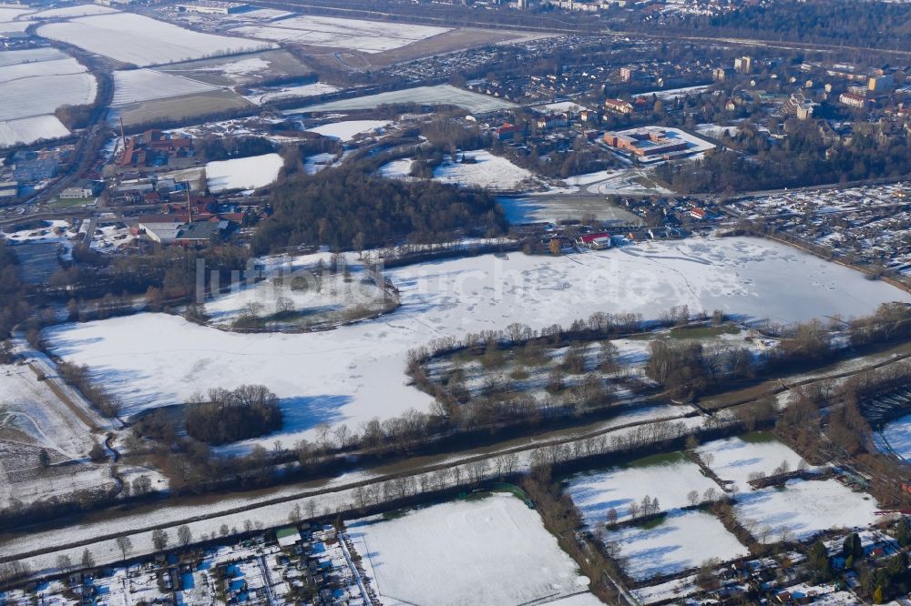 Göttingen von oben - Winterlich schneebedeckter See im Ortsteil Hannover Metropolitan Area in Göttingen im Bundesland Niedersachsen