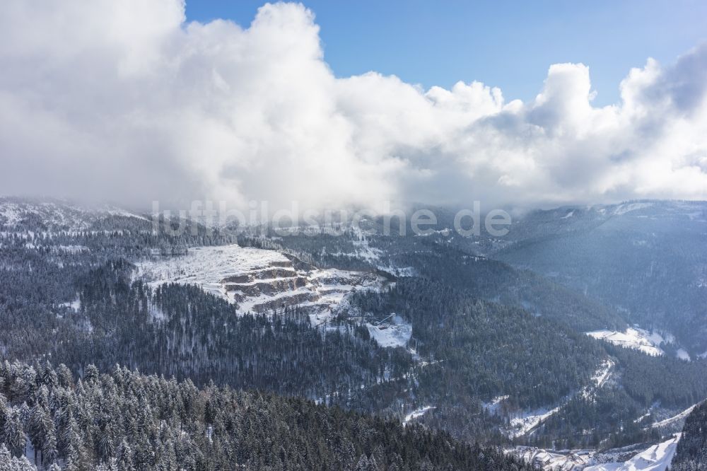 Luftbild Seebach - Winterlich schneebedeckter Steinbruch zum Abbau von Granit in Seebach im Bundesland Baden-Württemberg