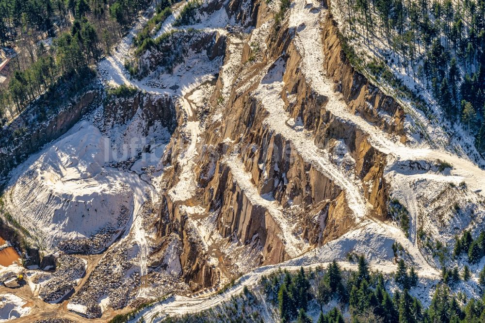 Luftaufnahme Seebach - Winterlich schneebedeckter Steinbruch zum Abbau von Granit in Seebach im Bundesland Baden-Württemberg