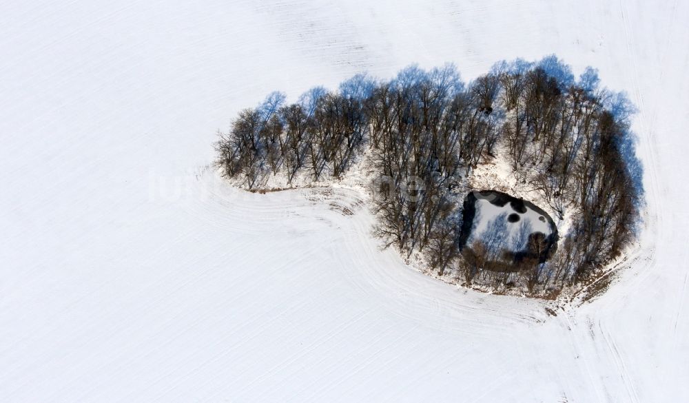 Luftbild Nauen - Winterlich schneebedeckter Tümpel auf einem landwirtschaftlichen Feld im Ortsteil Markee in Nauen im Bundesland Brandenburg