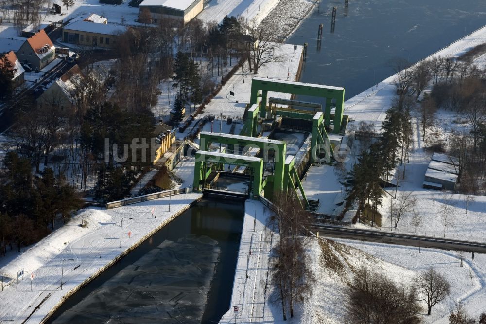 Rothensee aus der Vogelperspektive: Winterlich schneebedecktes Altes Schiffshebewerk Rothensee am Elbe-Havel-Kanal am Wasserstraßenkreuz MD bei Rothensee in Sachsen-Anhalt