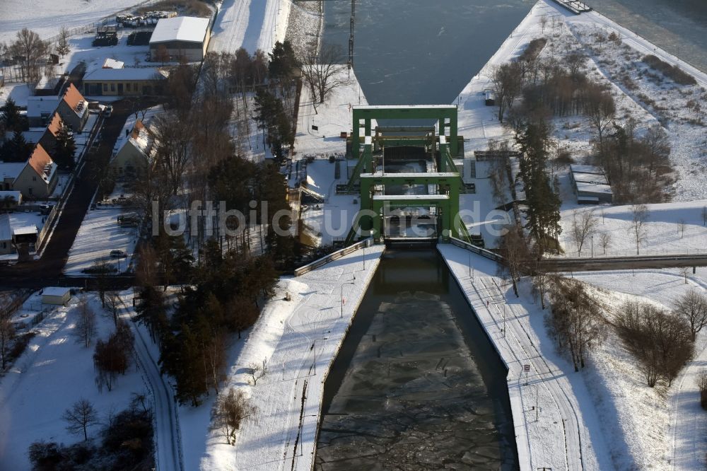 Luftaufnahme Rothensee - Winterlich schneebedecktes Altes Schiffshebewerk Rothensee am Elbe-Havel-Kanal am Wasserstraßenkreuz MD bei Rothensee in Sachsen-Anhalt