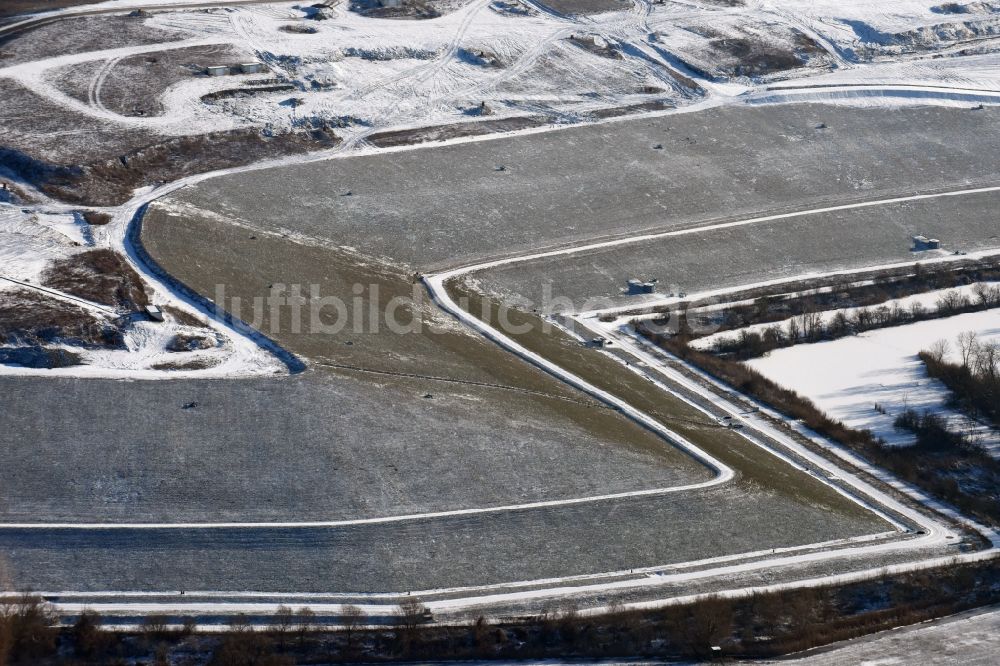 Luftbild Ketzin - Winterlich schneebedecktes Gelände der aufgeschütteten Mülldeponie in Ketzin im Bundesland Brandenburg