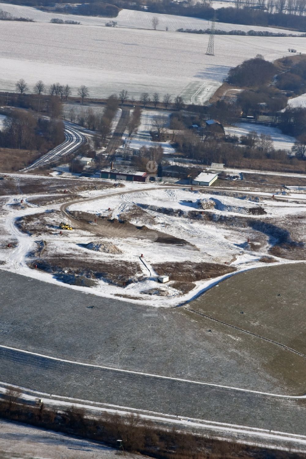 Ketzin aus der Vogelperspektive: Winterlich schneebedecktes Gelände der aufgeschütteten Mülldeponie in Ketzin im Bundesland Brandenburg
