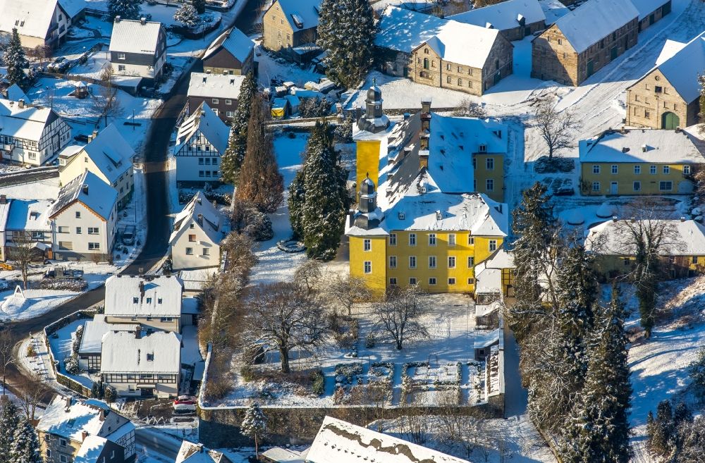 Luftbild Olsberg - Winterlich schneebedecktes Palais des Schloss Antfeld in Olsberg im Bundesland Nordrhein-Westfalen