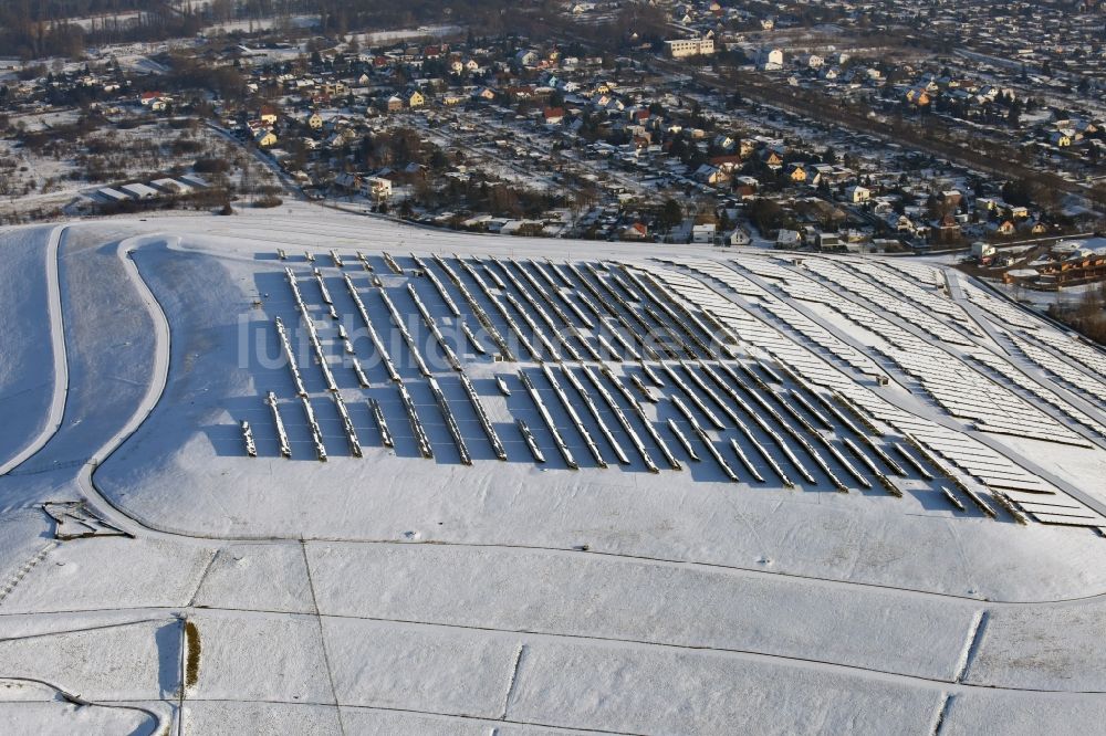 Luftaufnahme Magdeburg - Winterlich schneebedecktes Solarpark bzw. Solarkraftwerk auf der ehemaligen Hausmülldeponie Cracauer Anger in Magdeburg im Bundesland Sachsen-Anhalt