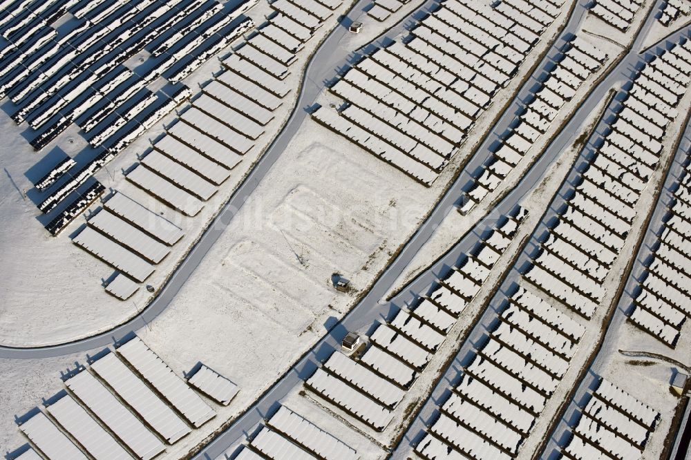 Luftbild Magdeburg - Winterlich schneebedecktes Solarpark bzw. Solarkraftwerk auf der ehemaligen Hausmülldeponie Cracauer Anger in Magdeburg im Bundesland Sachsen-Anhalt