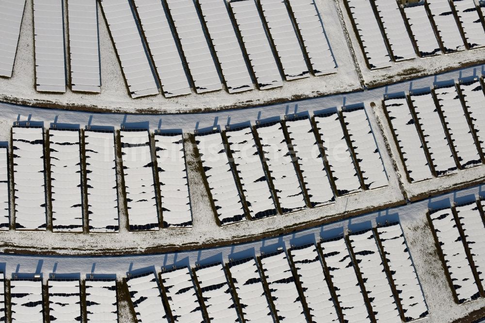 Magdeburg von oben - Winterlich schneebedecktes Solarpark bzw. Solarkraftwerk auf der ehemaligen Hausmülldeponie Cracauer Anger in Magdeburg im Bundesland Sachsen-Anhalt